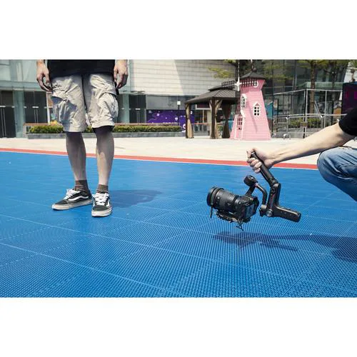 تصویر از گیمبال دوربین ژیون ویبیل اس پرو Zhiyun-Tech WEEBILL-S Pro در حالت استفاده در فیلمبرداری ورزشی