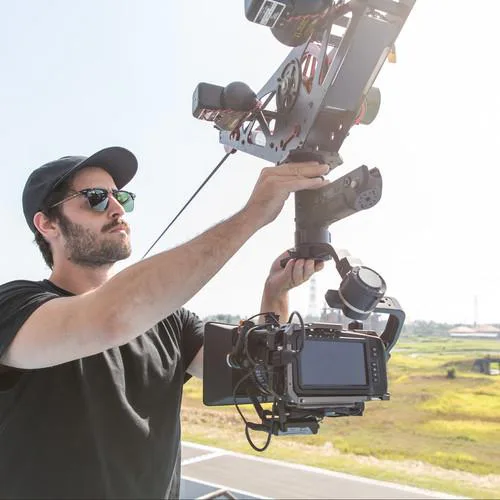 تصویر از پک کریتیو کرین ۳ اس Zhiyun-Tech CRANE 3S Creative Pack در حین فیلمبرداری