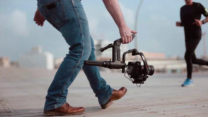 تصویر از پک کریتیو کرین ۳ اس Zhiyun-Tech CRANE 3S Creative Pack در حین فیلمبرداری ورزشی