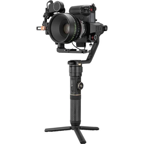 تصویر از گیمبال دوربین ژیون کرین 2 اس کمبو Zhiyun-Tech CRANE 2S Combo Kit به صورت ایستاده روی پایه و دوربین سوار شده