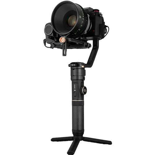 تصویر از گیمبال دوربین ژیون کرین 2 اس کمبو Zhiyun-Tech CRANE 2S Combo Kit به صورت ایستاده و دوربین سوار بر گیمبال