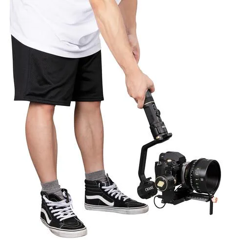 تصویر از نحوه کار به صورت دستی با گیمبال دوربین ژیون کرین 2 اس کمبو Zhiyun-Tech CRANE 2S Combo Kit