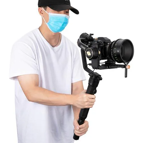 تصویر از گیمبال دوربین ژیون کرین 2 اس کمبو Zhiyun-Tech CRANE 2S Combo Kit در زمان استفاده برای فیلمبرداری
