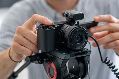تصویریرداری حرفه ای با دوربین عکاسی Sony ZV-E10 with 16-50mm