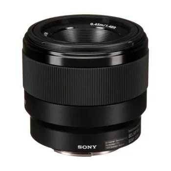 نمای نزدیک از لنز سونی Sony FE 50mm f/1.8 Lens