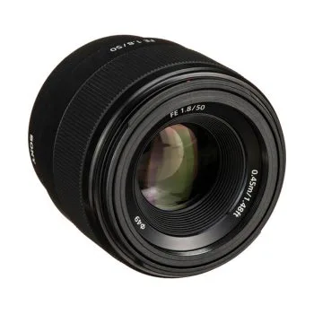 نمای نزدیک از لنز سونی Sony FE 50mm f/1.8 Lens