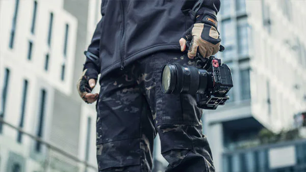کیج دوربین سونی تیلتا Tilta Full Camera Cage for Sony a7 IV در دست عکاس در خیابان
