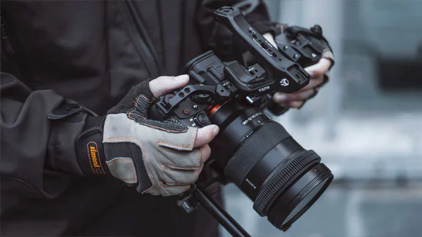 کیج دوربین سونی تیلتا Tilta Full Camera Cage for Sony a7 IV در دست عکاس