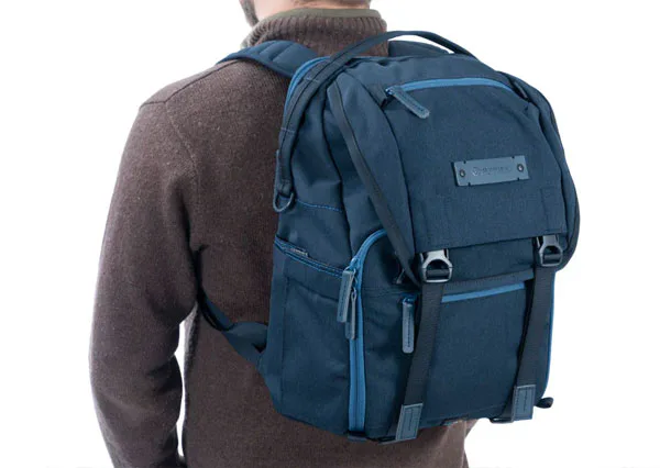 کیف کوله پشتی ونگارد مدل Vanguard VEO RENGE 41M NV و ابعاد روی بدن
