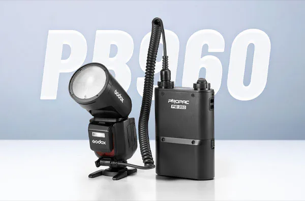 فلاش اسپیدلایت گودکس Godox V1Pro-F Flash for FUJIFILM و قدرت بالا از نمای جانبی روی میز