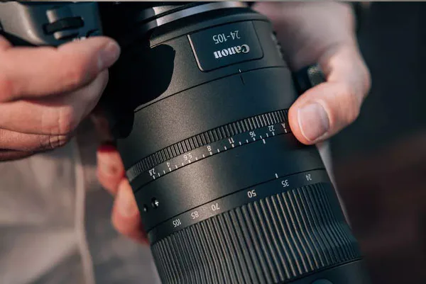 لنز کانن Canon RF 24-105mm f/2.8 L IS USM Z و دوربین در دست عکاس
