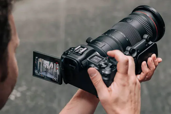 لنز کانن Canon RF 24-105mm f/2.8 L IS USM Z و عکاس در حال عکاسی