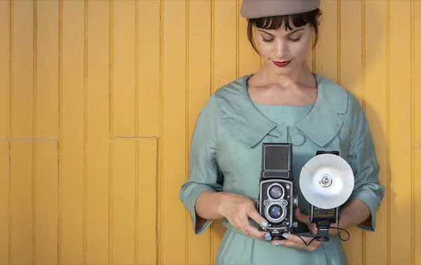 فلاش دوربین گودکس Godox Lux Senior Retro Camera Flash در دست عکاس