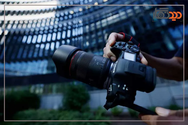 لنز کانن Canon RF 24mm f/1.4 L VCM Lens در دست عکاس