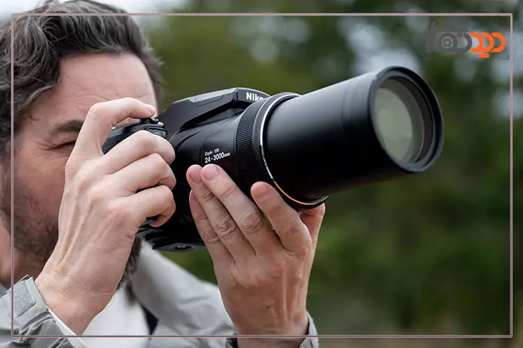 دوربین Nikon COOLPIX P1100 در دست